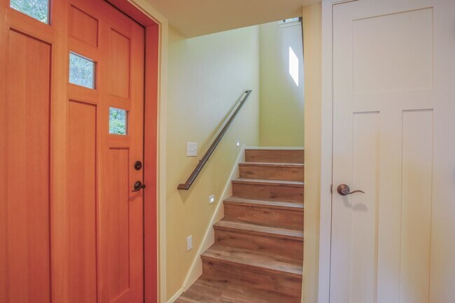 Building Photo - Gorgeous Langley Home With Water View and ...