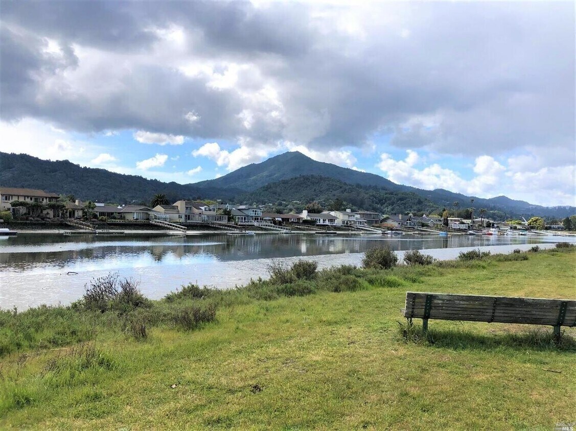 Building Photo - 10 Gregory Pl