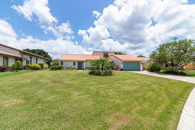 Building Photo - 2385 SW Creekside Dr