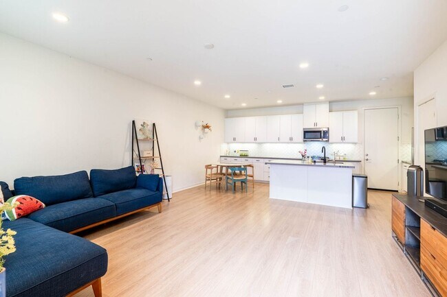 Building Photo - 62 Savannah