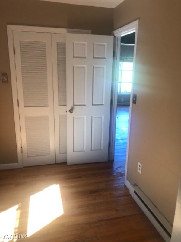 Building Photo - 3 br, 1 bath House - 8 Willow Ln