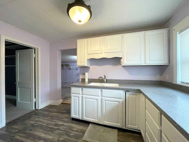Building Photo - Nice 2 Bedroom 1 Bath Home