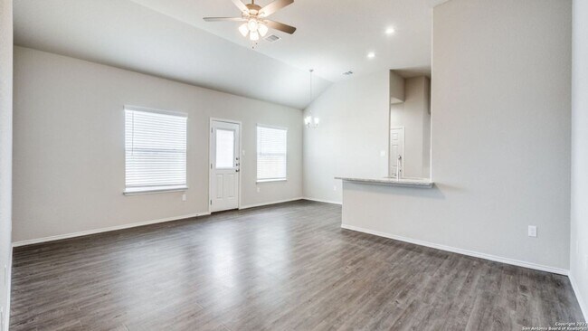 Foto del edificio - Available NOW, No Carpet, Ceiling Fans, La...