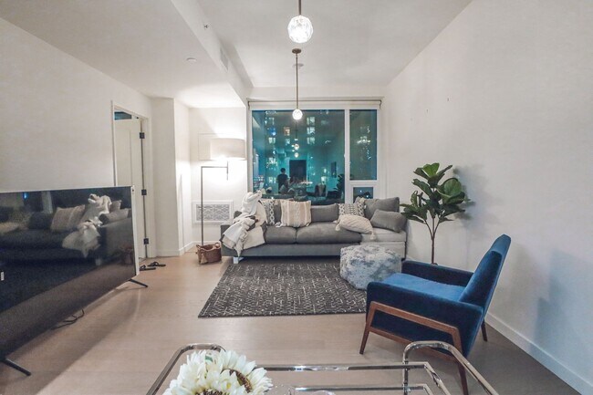 Foto del edificio - Luxurious Jewel high-rise condo unit; FULL...