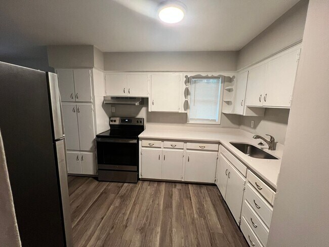Building Photo - New to the Market!
