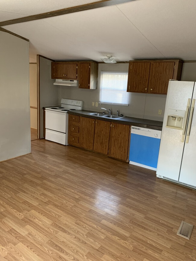 Building Photo - Centre Mobile Home