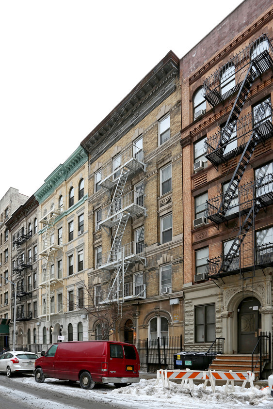 Foto del edificio - 305 W 111th St