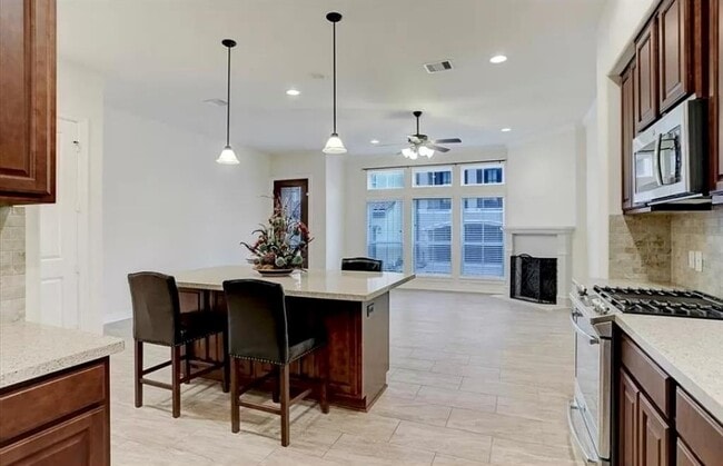 Building Photo - 7 Laurelwood Dr
