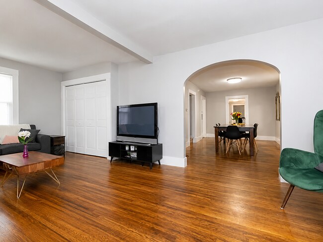 Foto del edificio - Charming 4BR Bungalow with Finished Basement & Fenced Yard