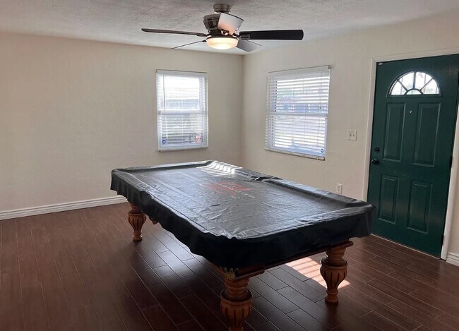 Foto del edificio - 3302 E 25th St