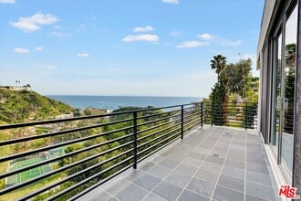 Building Photo - 3850 Rambla Orienta