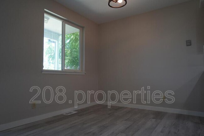 Building Photo - 7053 W Ustick Rd