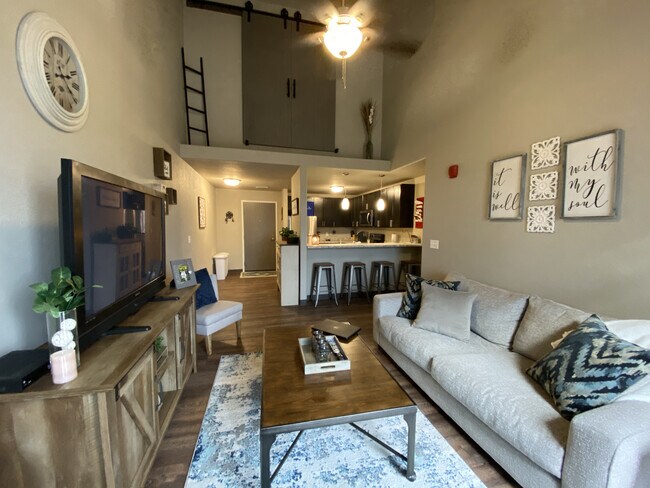 Sala de estar - The Lofts at Hawks Ridge