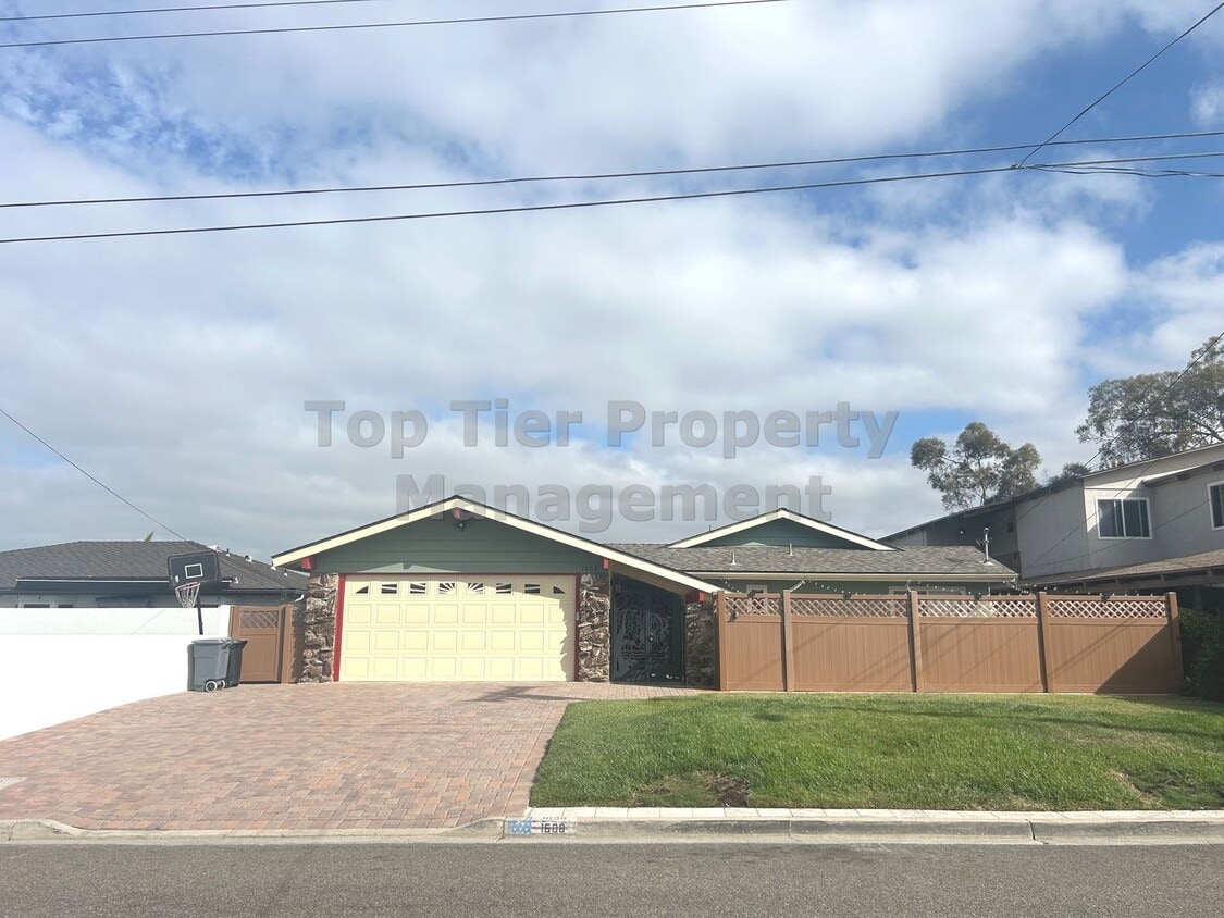 Primary Photo - ***Oceanside Charmer 3 bed / 2 bath House ...
