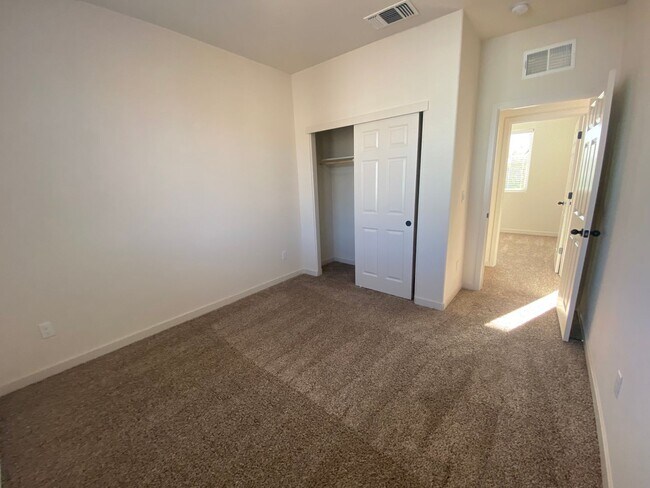 Foto del edificio - Newer Construction 4 Bedroom 2.5 Bath Home...
