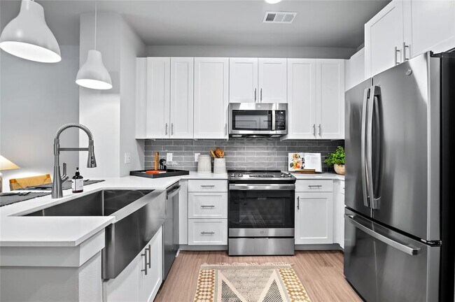 Building Photo - 250 N Vlg Dr