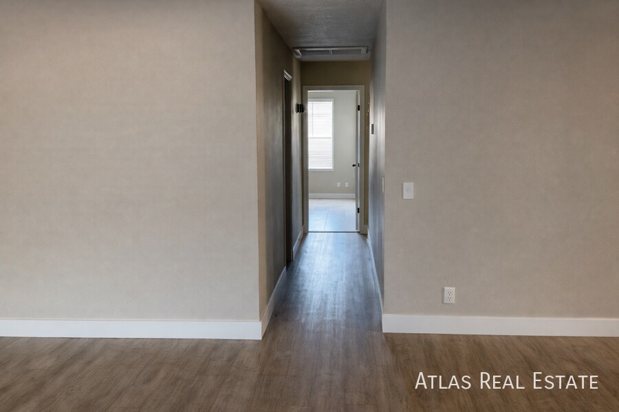 Building Photo - 528 W La Jolla Dr