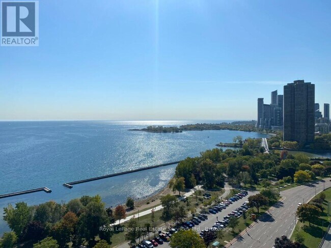 Photo du bâtiment - 1928 Lake Shore Blvd W