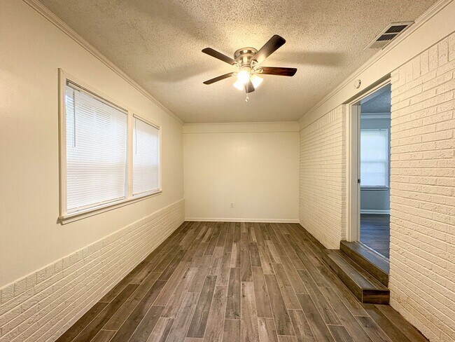 Building Photo - Updated 3 bedroom, 1 bathroom near Quince and Perkins