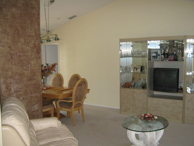 Building Photo - 1102 Fuchsia Dr