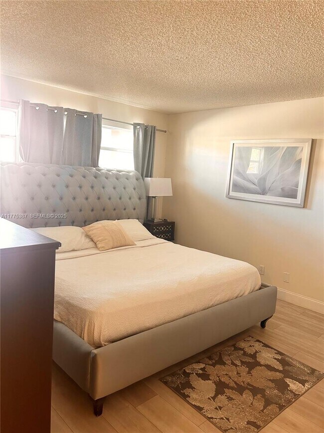 Foto del edificio - 361 S Hollybrook Dr