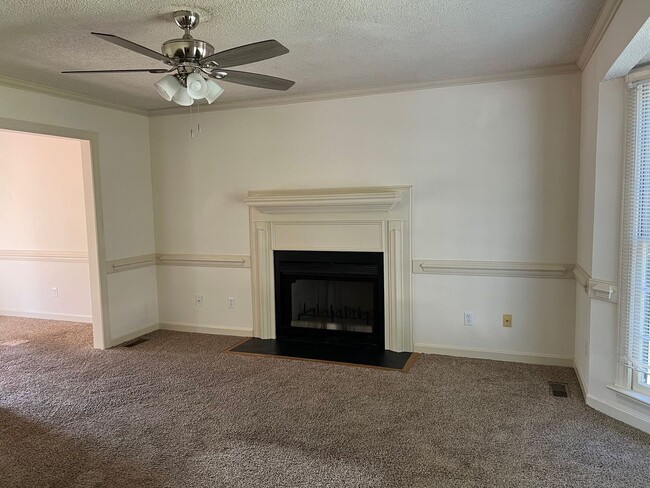 Building Photo - 3 Bedroom 2.5 Bath House with Large Yard a...