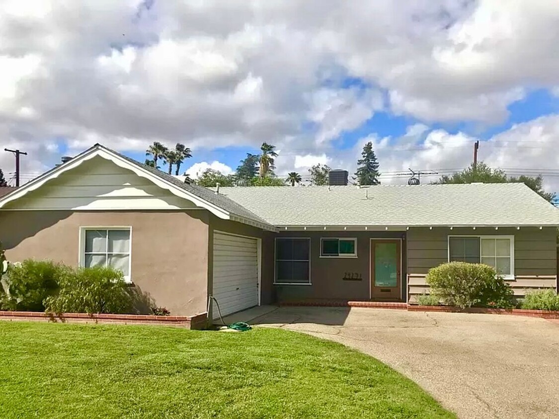 Primary Photo - Single-Story, Spacious 3/2 house in the he...