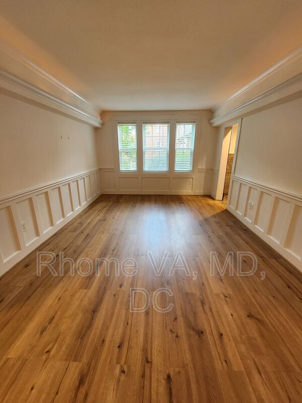 Building Photo - 1801 Queens Ln