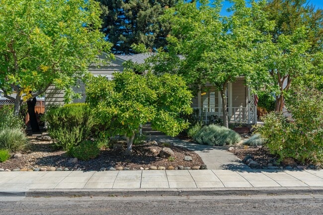 Foto del edificio - Downtown Napa 3 bed 2 bath single level home