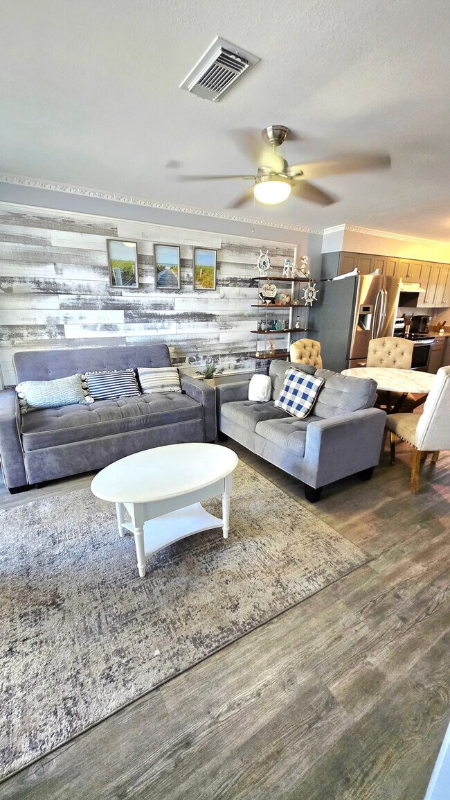 Foto del edificio - 924 W Beach Blvd