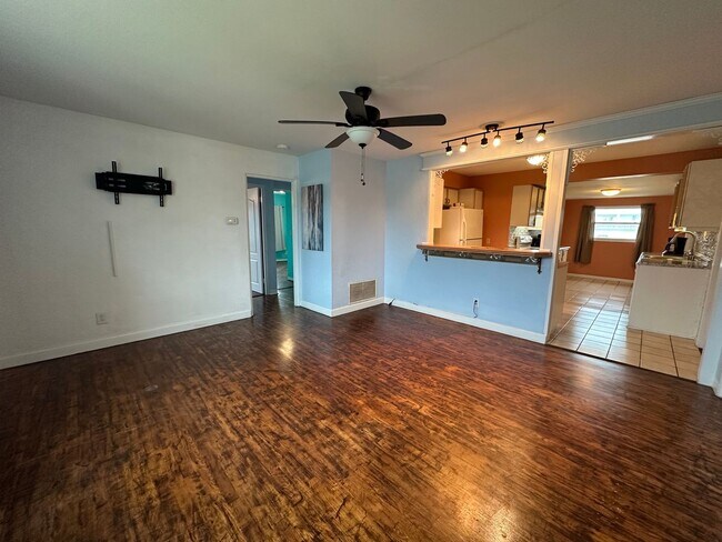 Foto del edificio - 3-Bedroom, 2-Bath Home Just Steps from the Beach – Daytona Beach