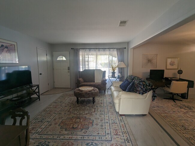 Área de estar - 10225 Propps St NE