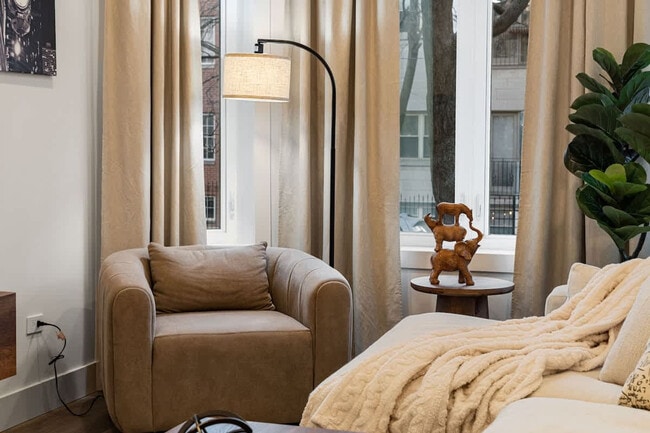 Building Photo - 1543 N Claremont Ave