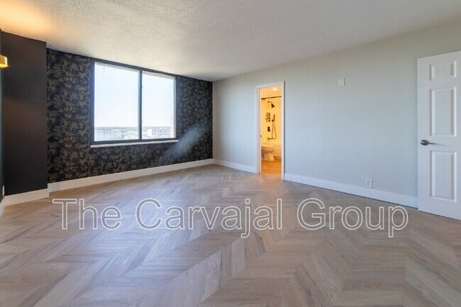 Building Photo - 400 E Colonial Dr