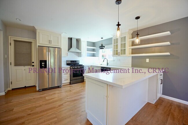 Building Photo - Gorgeous 2Br/2Ba Unit in a Triplex with Am...