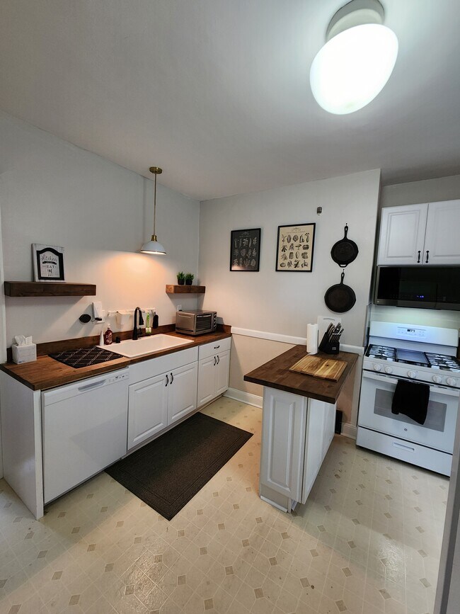 Foto del edificio - 2223 S Winchester St