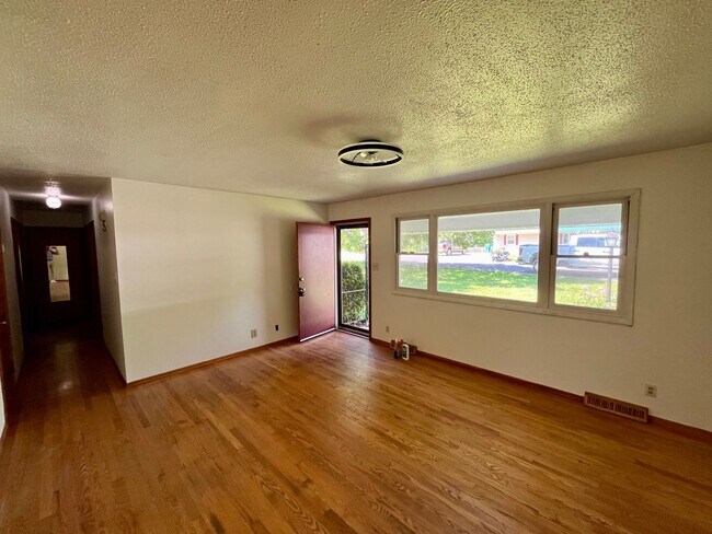 Foto del edificio - 3 Bed | 1.5 Bath | 2 Car garage | House