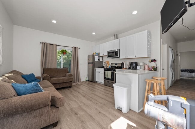 Building Photo - Private turfed yard!