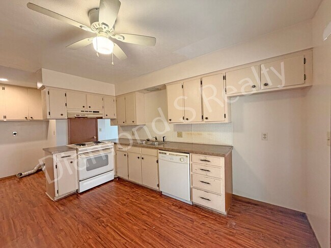 Foto del edificio - 2 Bedroom Duplex Available Now!  Great Location!