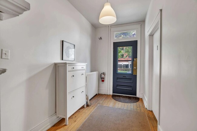 Building Photo - 208 Clarence St