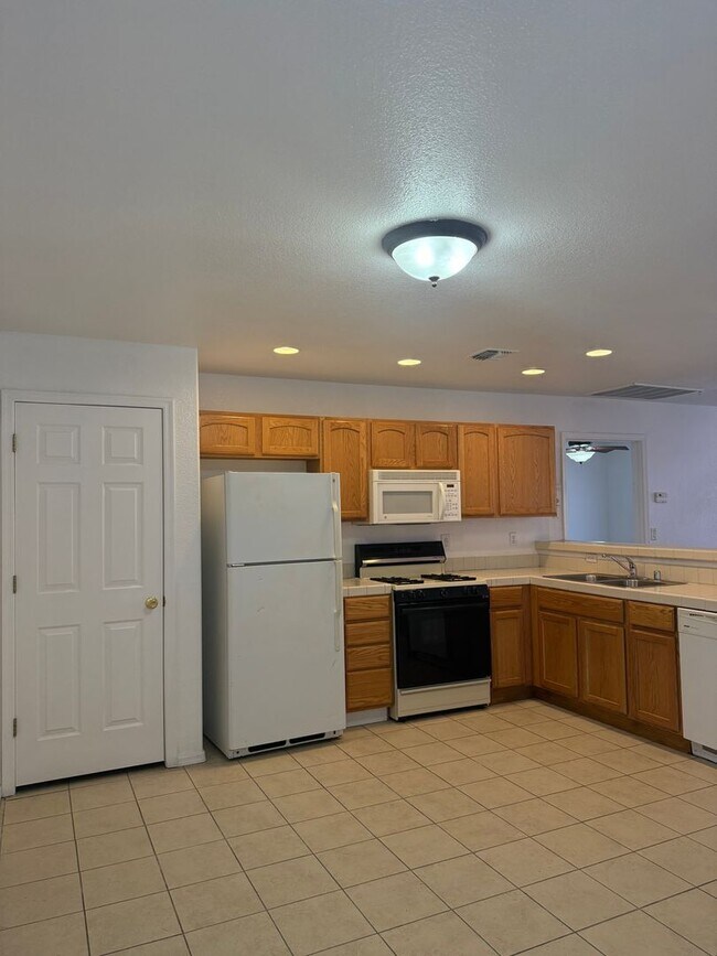 Foto del edificio - Spacious 3 bedroom 2 bath