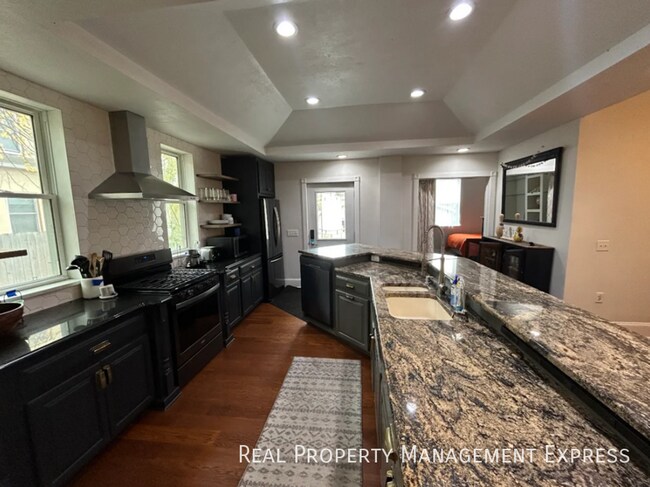 Foto del edificio - Beautiful 5 Bedroom 3.5 Bath Home