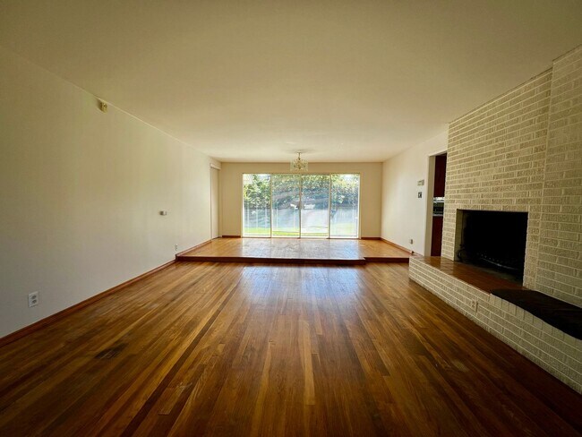 Foto del edificio - Non-Refundable & Security Deposit Total: $...