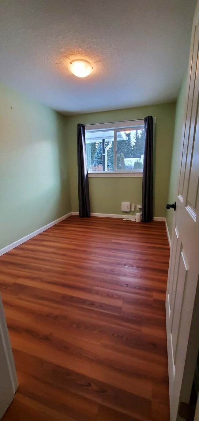 Building Photo - 4586-3004586 Heather Rd