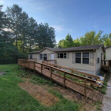 Building Photo - 230 Shadow Ln