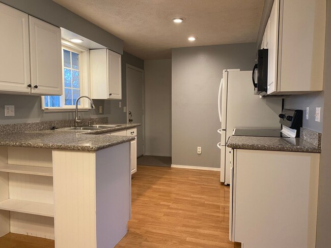 Building Photo - 4 bedroom, 3 bath home on large lot w/ RV ...