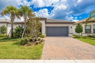 Building Photo - 833 SE Courances Dr