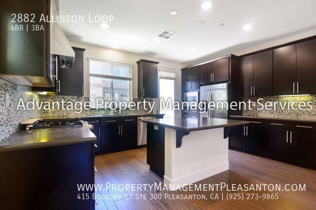 Building Photo - 4 bed / 3 bath 2,124 sq ft Home Across fro...