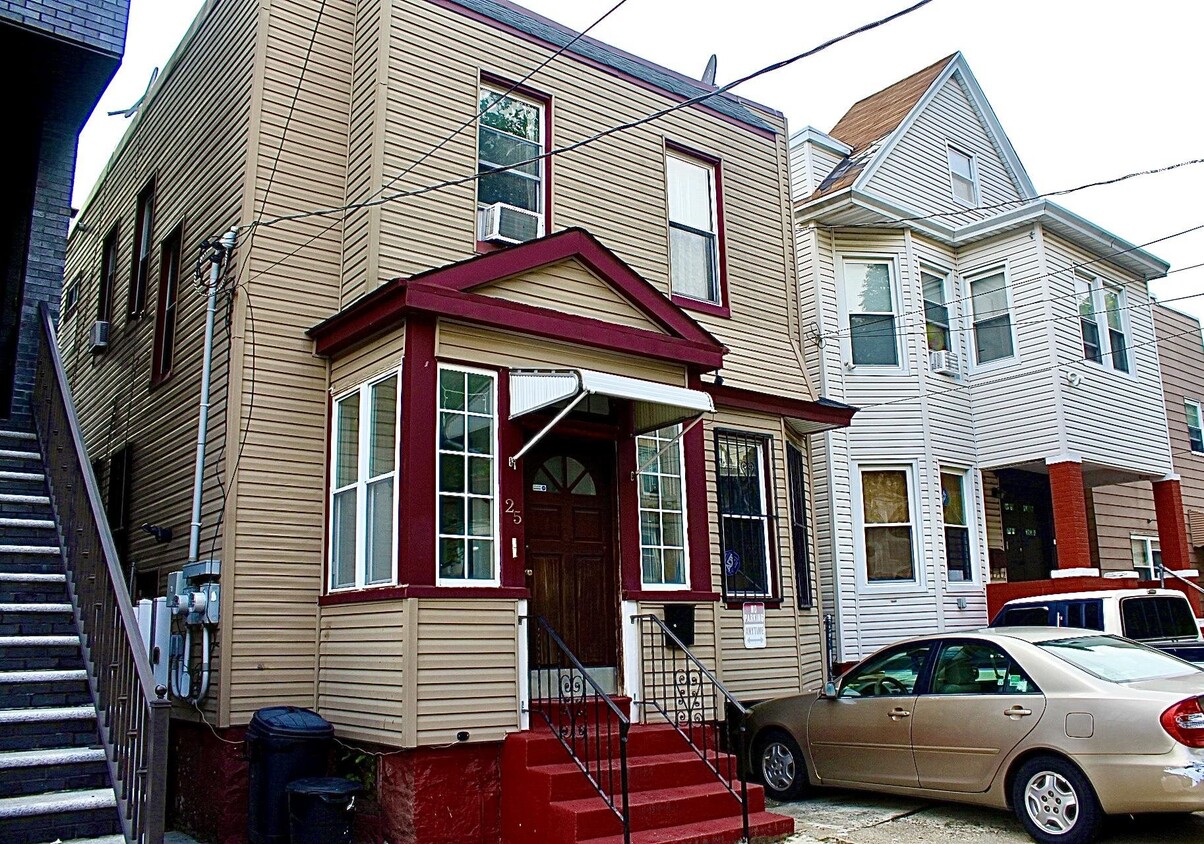 Primary Photo - 25 Romaine Ave