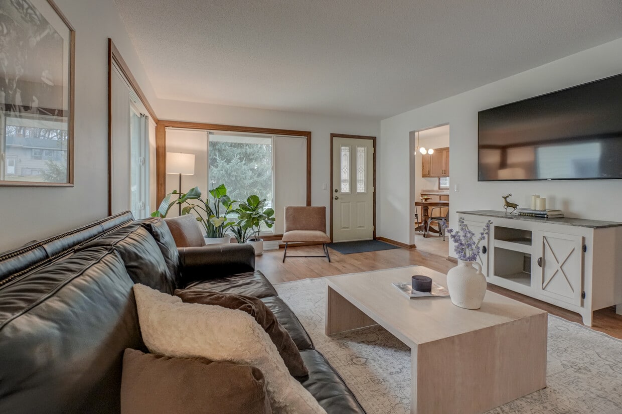 Primary Photo - 2006 Pine St W